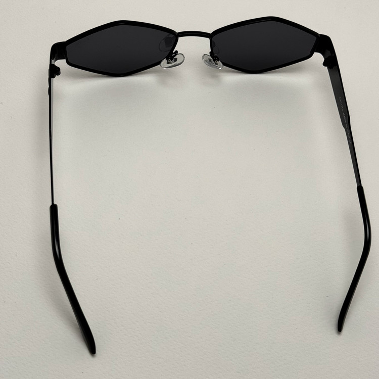 عینک آفتابی سلین CELINE شش ضلعی تمام مشکی کیفیت مستر به همراه کاور پارچه ای و دستمال