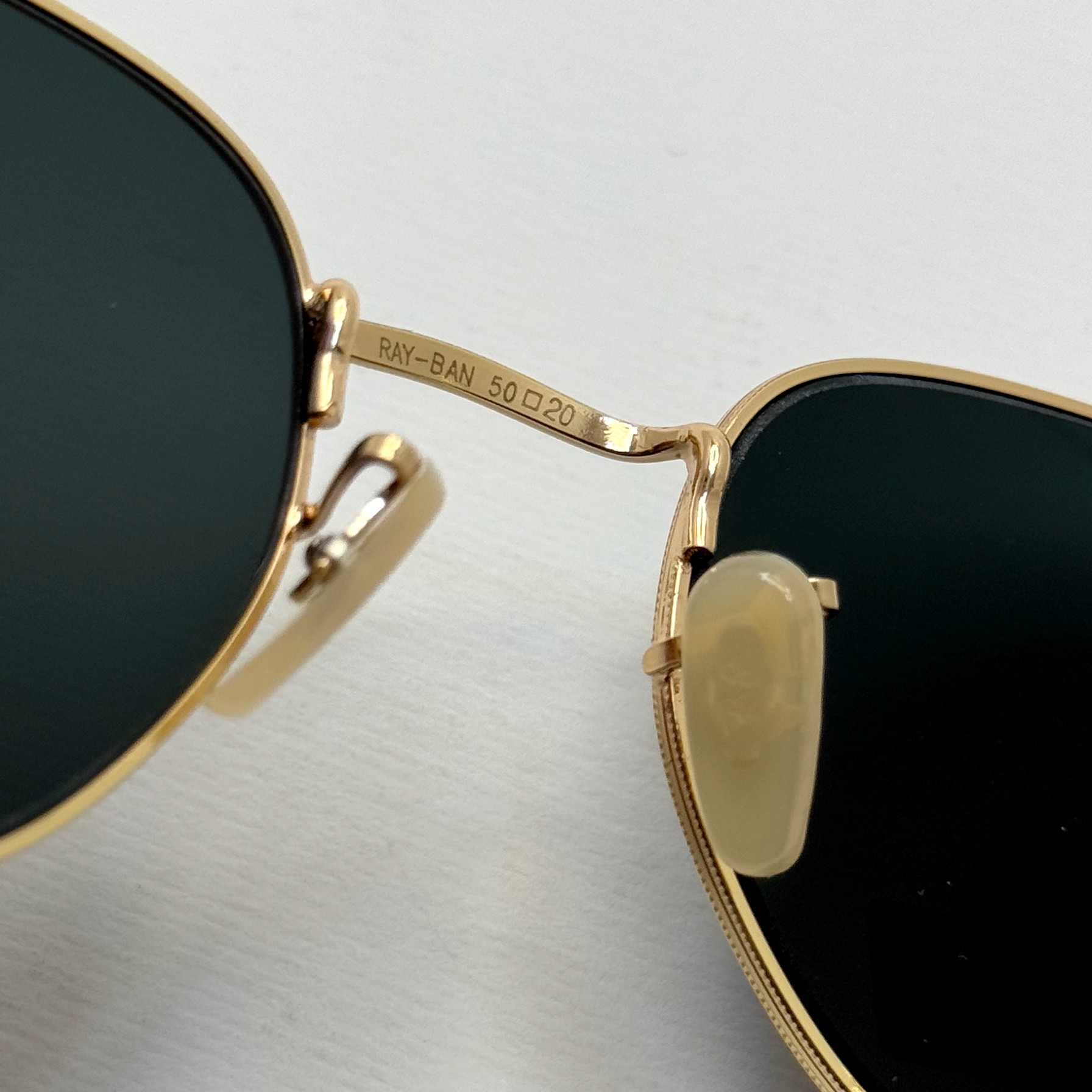 عینک ریبن هگزونال شیشه سنگ مشکی فریم طلایی به همراه پک کامل ریبن کد Rayban RB 3548