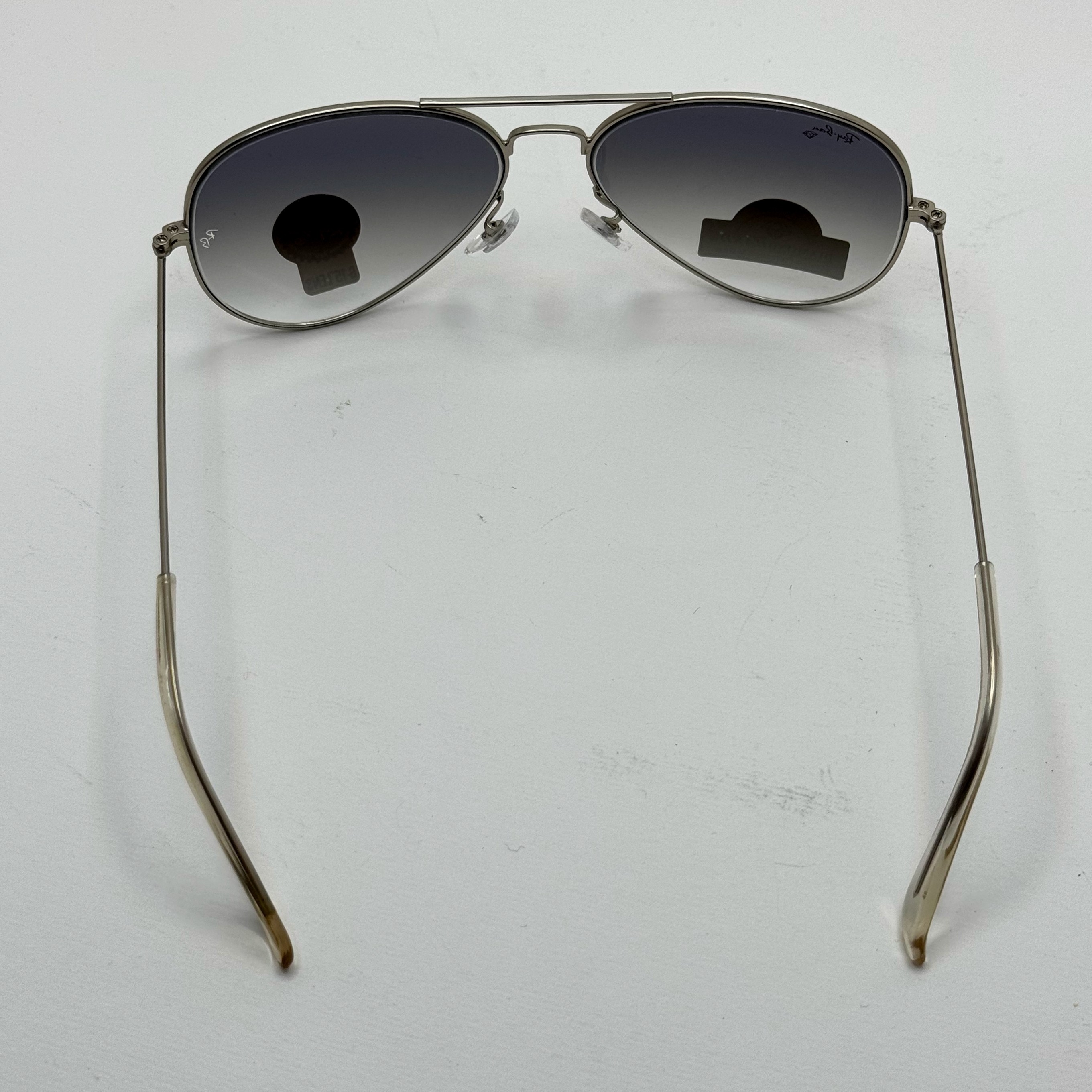 عینک ریبن خلبانی شیشه سنگ آبی هایلایت فریم نقره ای به همراه پک کامل ریبن کد Rayban RB 3025