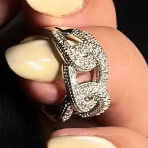 انگشتر زنانه و دخترانه جواهری طرح کارتیری آب نقره ضد حساسیت رنگ ثابت فری سایز کد atk (پس کرایه)
