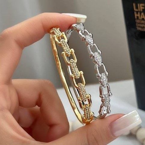 دستبند بنگل زنانه مدل تیفانی Tiffany نگین کاری شده فری سایز freesize رنگ ثابت با کیفیت بالا کد zmc (پس کرایه)