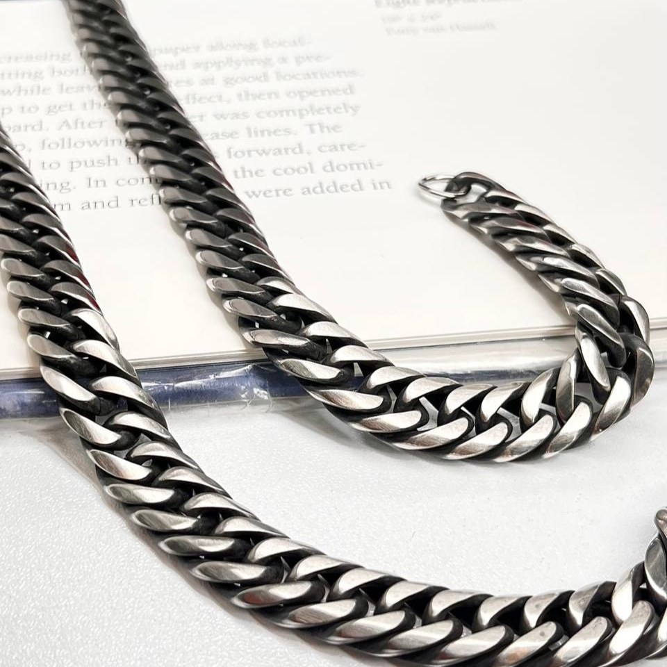 گردنبند مردانه طرح کارتیه Cartier سیاه قلم جنس استیل عیار 316 رنگ ثابت کد ztk (پس کرایه)