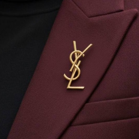 گل سینه زنانه طرح لویی ویتون Louis Vuitton سیلور نگین کاری شده رنگ کاملا ثابت کد zgy (پس کرایه)
