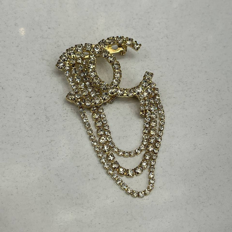گل سینه نگین جواهری مدل شنل Chanel تنوع طرح رنگ کاملا ثابت کد bn (پس کرایه)