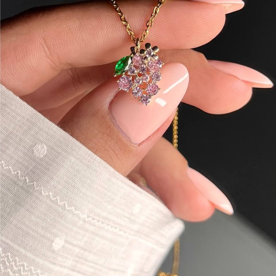 گردنبند و آویز پلاک طرح جواهری زنانه طرح پروانه بنفش و گل نگین تنوع طرح رنگ ثابت کد tk (پس کرایه)