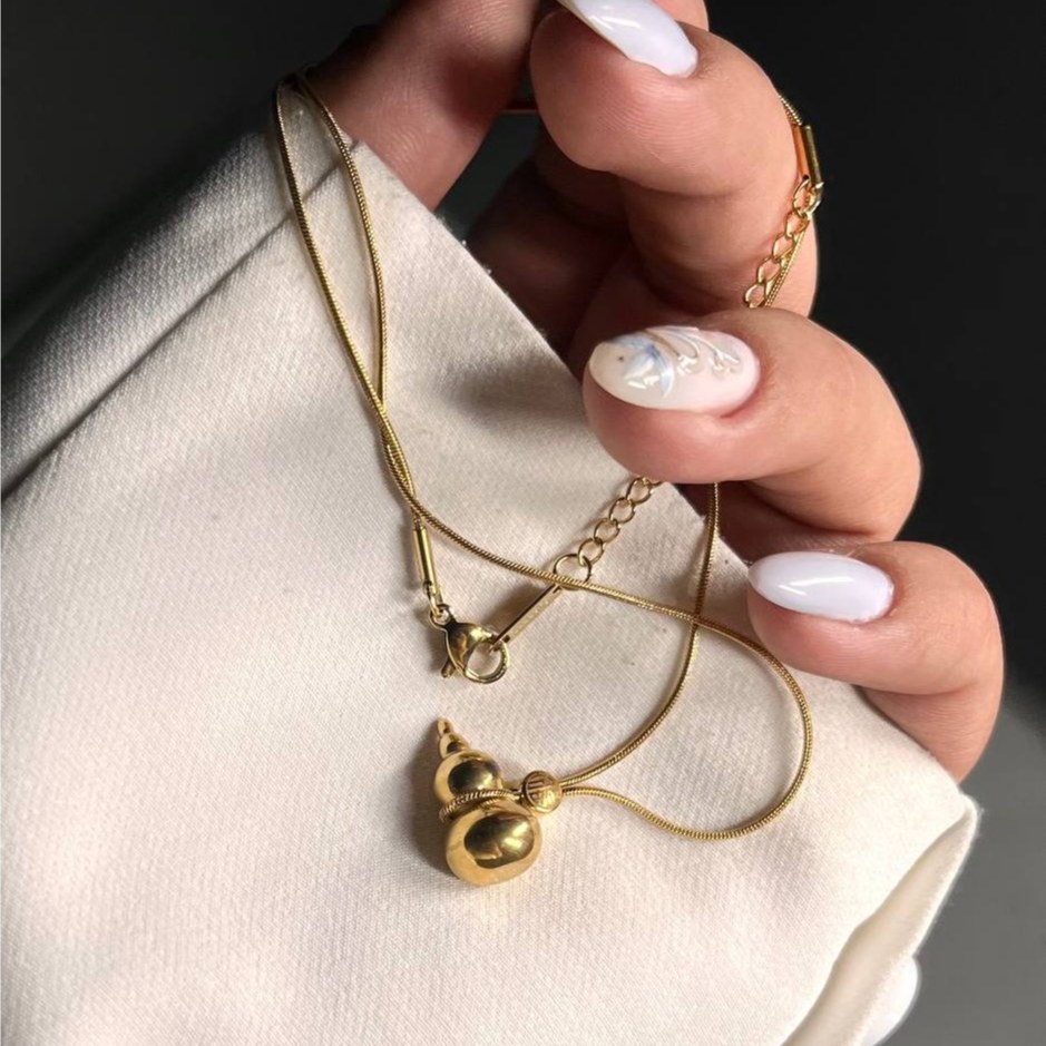 گردنبند و آویز استیل زنانه طرح گل ونکلیف Vancleef مشکی تنوع طرح رنگ ثابت کد tk (پس کرایه)