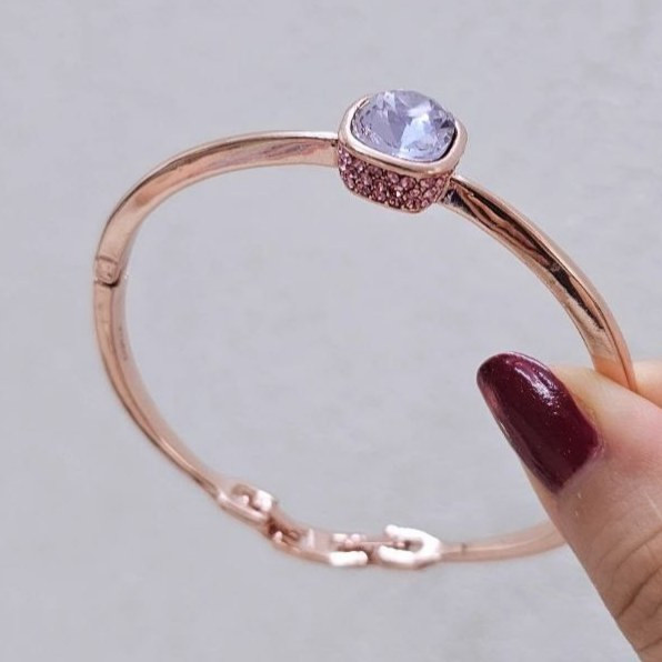 دستبند بنگل آبکاری نقره طرح نگین سوارفسکی مربع رنگ ثابت کد vn (پس کرایه)