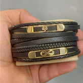 دستبند چرمی قفل و پلاک استیل مردانه طرح گوچی Gucci کیفیت چرم عالی تنوع طرح رنگ ثابت کد bn (پس کرایه)
