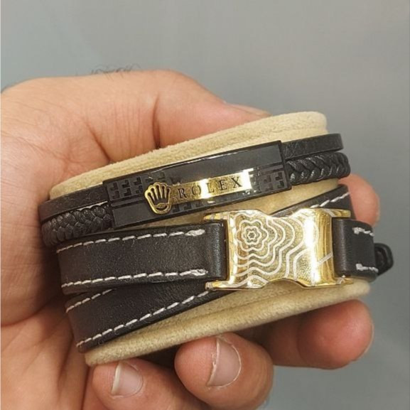 دستبند چرمی قفل و پلاک استیل مردانه ورساچ Versace کیفیت چرم عالی تنوع طرح رنگ ثابت کد bn (پس کرایه)