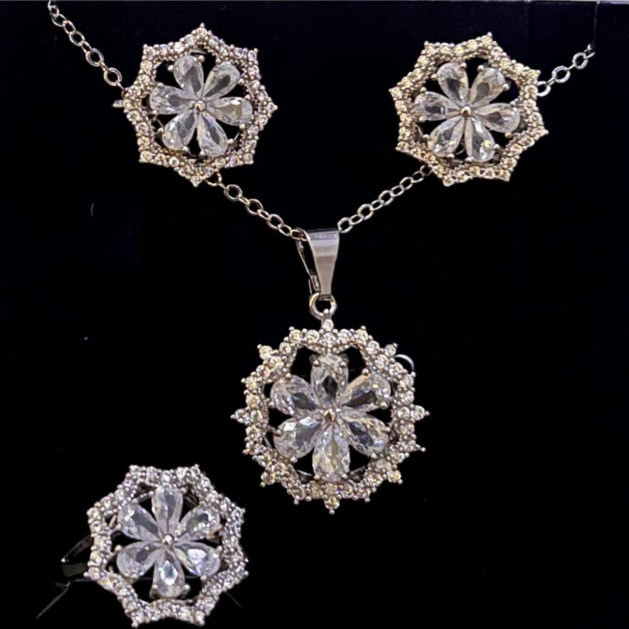نیم ست گردنبند و گوشواره طرح جواهری نگین دار زنانه طرح آویز اشکی تنوع طرح رنگ ثابت کد ki (پس کرایه)