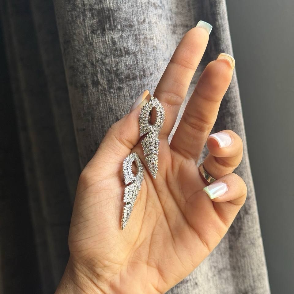 گوشواره طرح جواهری طرح پر نگین رنگ ثابت کد sm (پس کرایه)