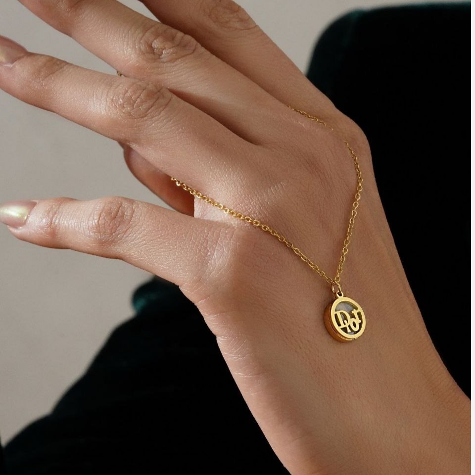 گردنبند و پلاک آویز استیل عیار316 طرح dior رنگ ثابت کد mp