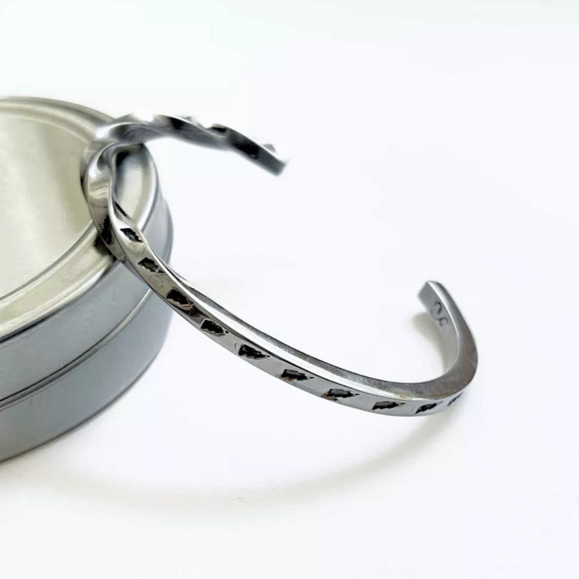 دستبند استیل ریخته گری آذرخش نشانه درخشش و قدرت