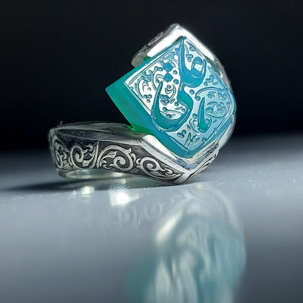 خرید انگشتر عقیق سبز خطی با ذکر «یا علی»؛ طرح رکاب نقطه کد 1877