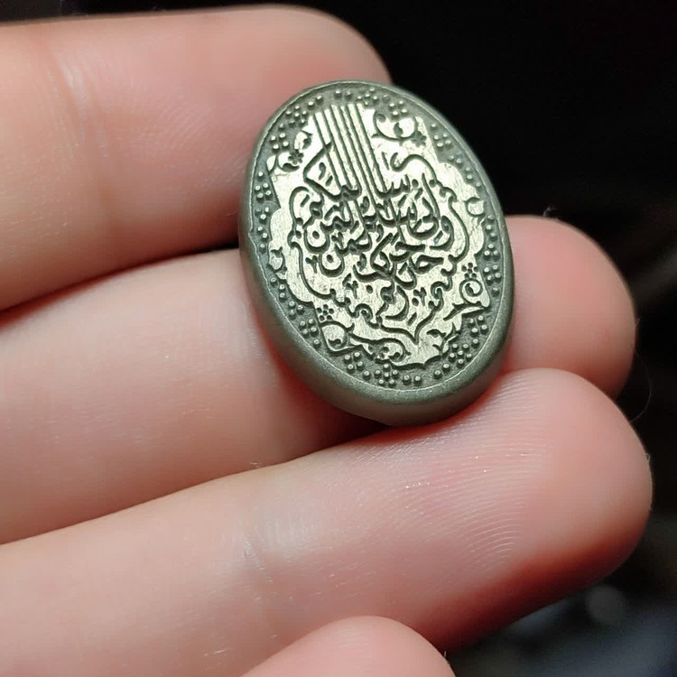 خرید نگین عقیق یشم با حکاکی فوق العاده ی «إِنِّی سِلْمٌ لِمَنْ سَالَمَکُمْ وَحَرْبٌ لِمَنْ حَارَبَکُمْ» کد 6114