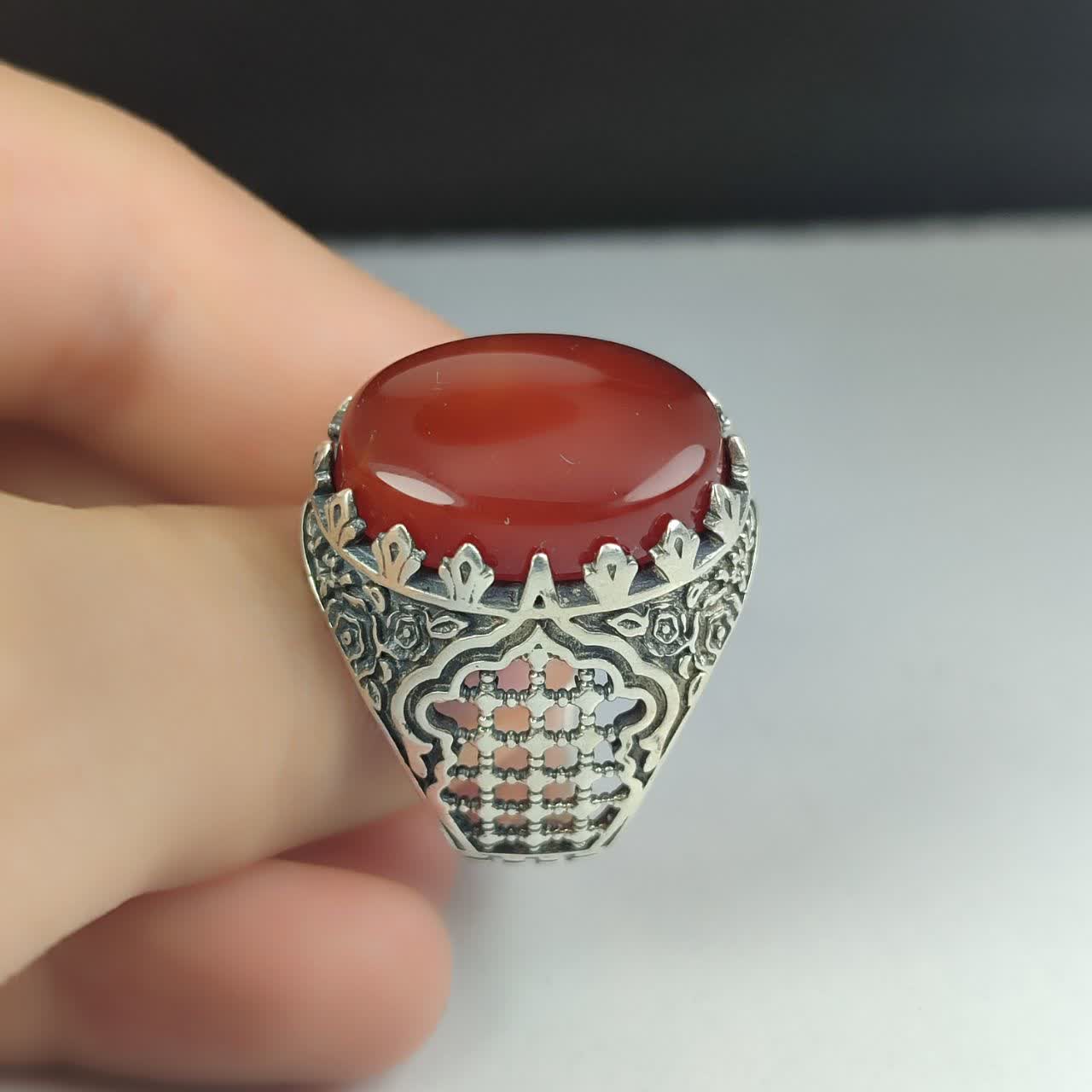 خرید انگشتر عقیق قرمز مردانه با رکاب طرح ضریح هنر معماری بر دستان شما کد 2005