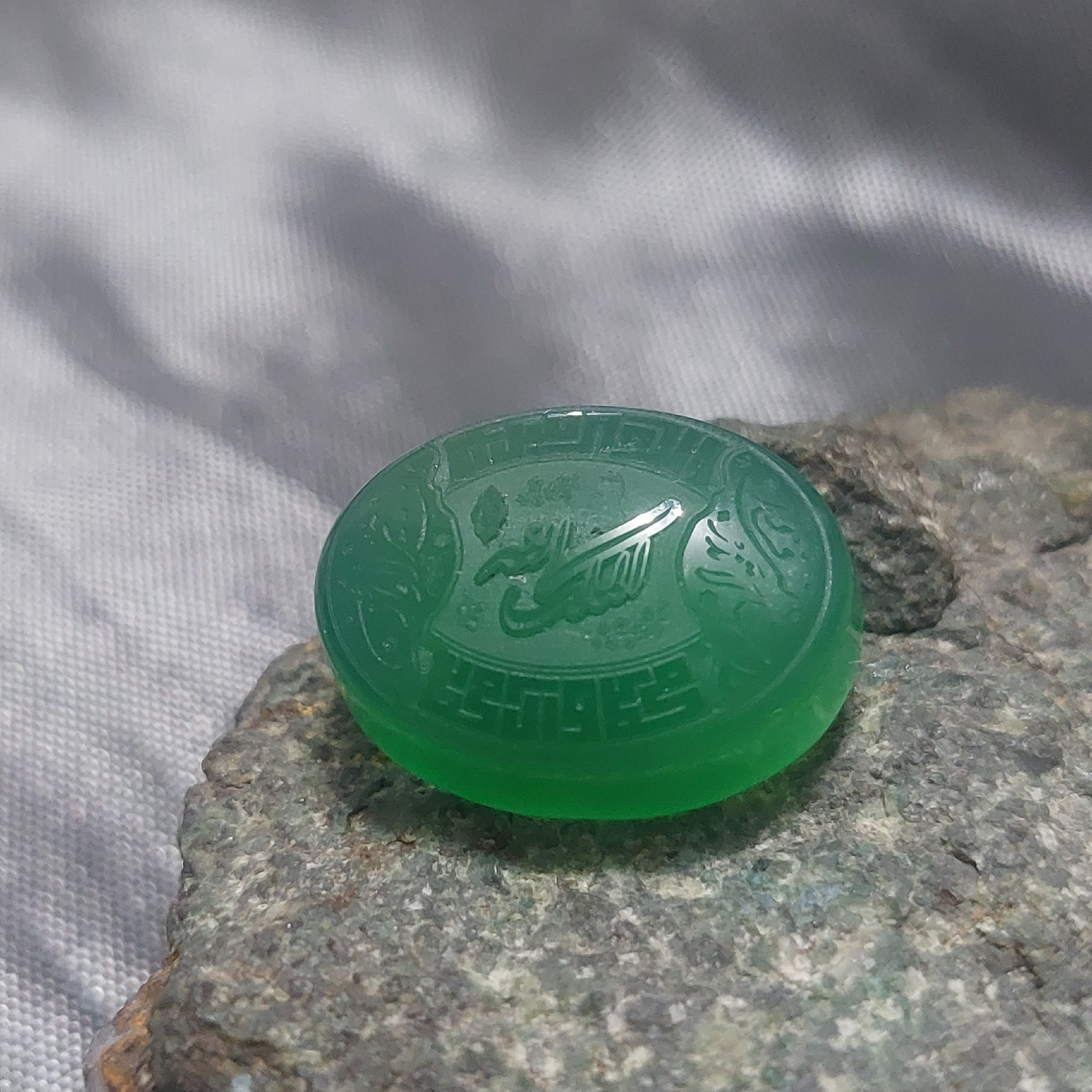 نگین عقیق سبز اصل با حکاکی الملک الله و رب لاتذرنی