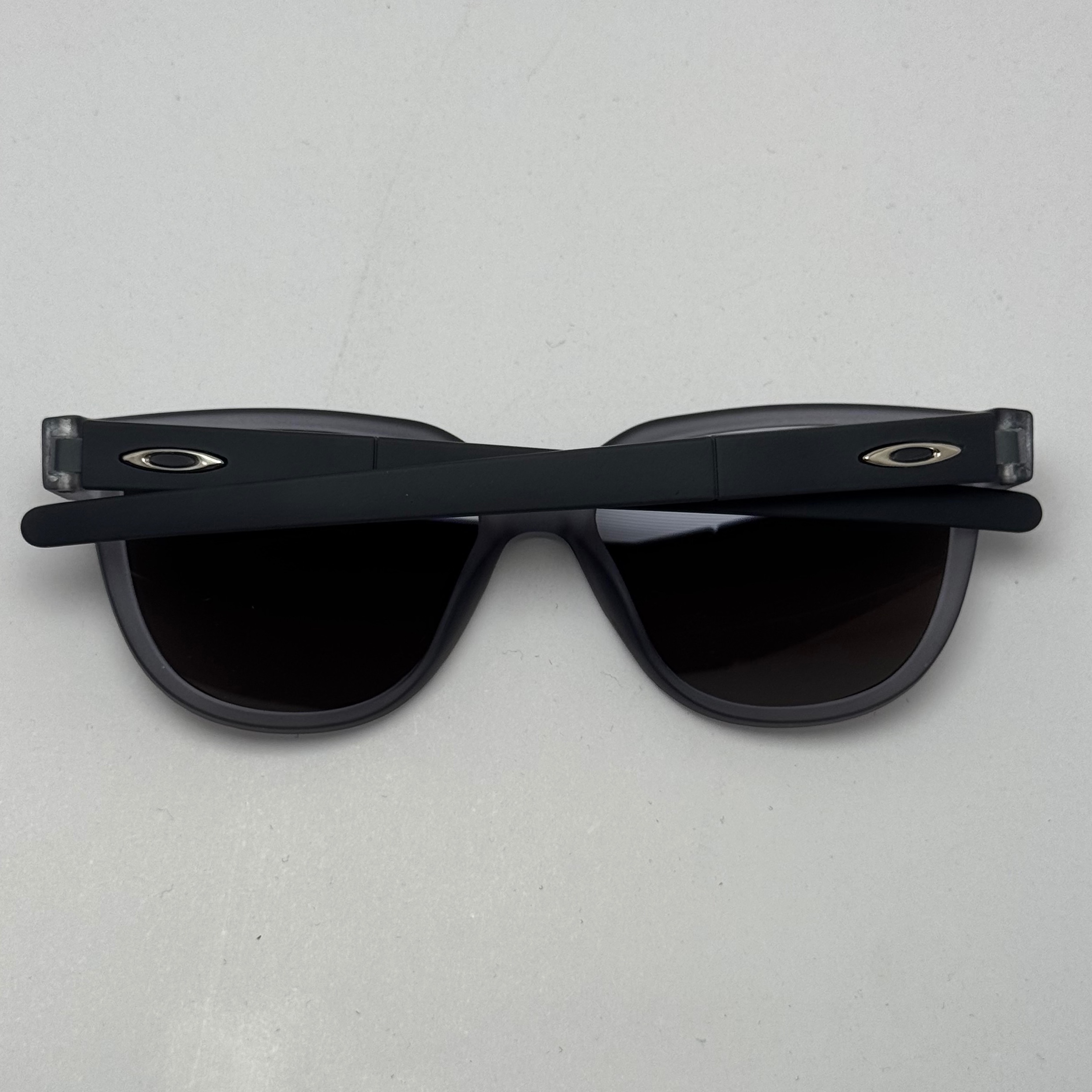 عینک آفتابی اوکلی سبک OAKLEY طوسی عدسی آبی آیینه ای کد 2435 (ارسال رایگان)