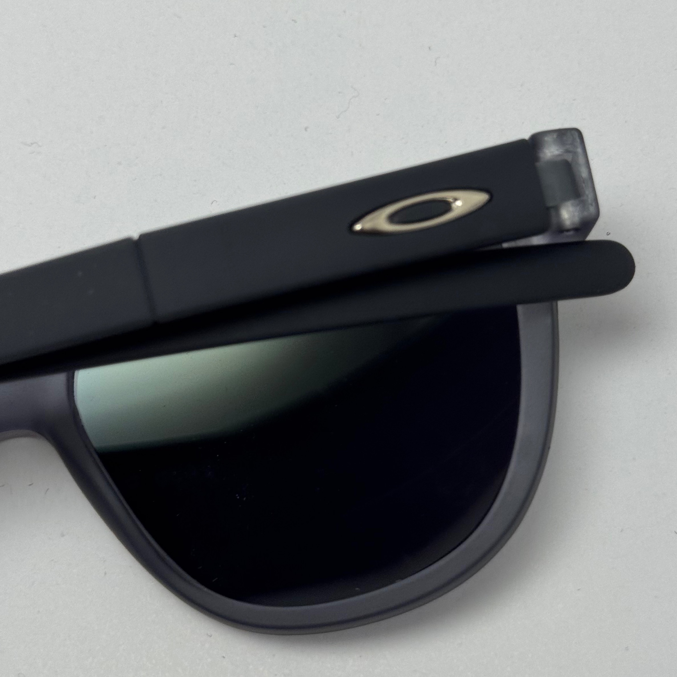 عینک آفتابی اوکلی سبک OAKLEY فریم طوسی عدسی هفت رنگ کد 2435 (ارسال رایگان)