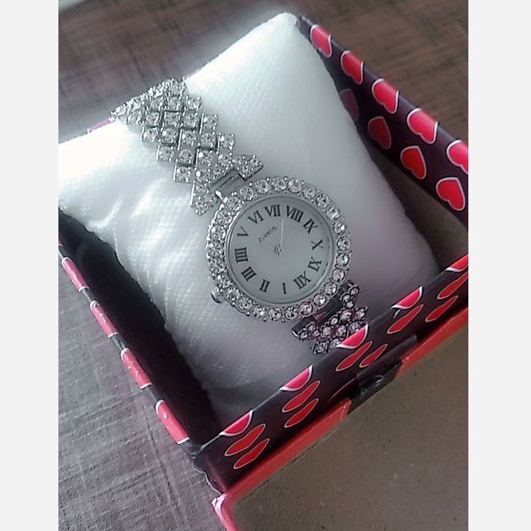 ساعت زنانه فول نگین طرح دستبندی کد 7 پرفروش باحداقل سود ایکس